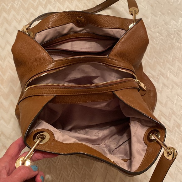 Michael Kors Brown Leather Shoulder Bag with Gold Hardware - Picture 3 of 8